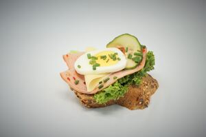 Belegtes Hausbrot mit Wurst