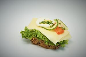 Belegtes Hausbrot mit Käse