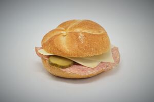Semmerl mit Wurst und Käse