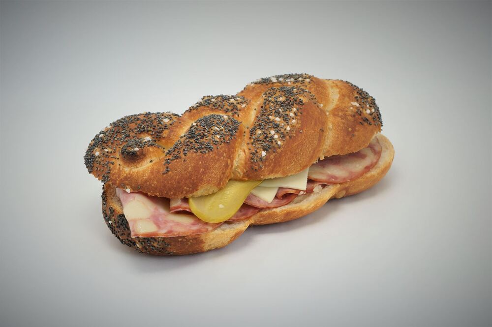 Mohnflesserl mit Wurst und Käse