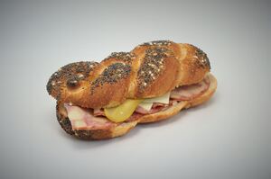 Mohnflesserl mit Wurst und Käse