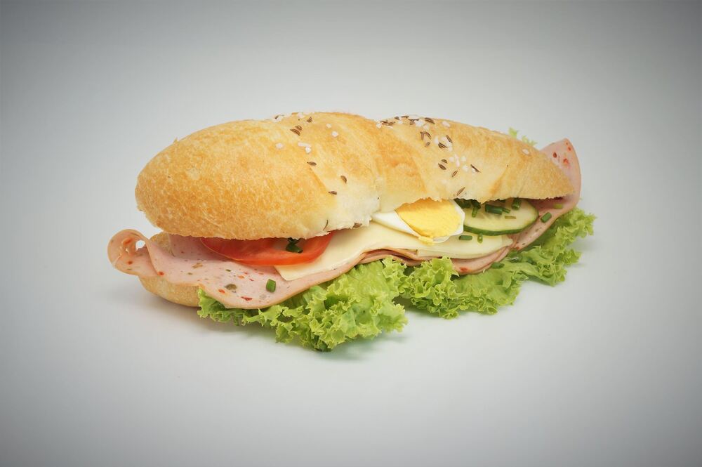 Salzweckerl mit Wurst und Käse