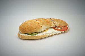 Salzweckerl mit Streichkäse