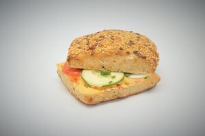 Dinkel Lukas mit Streichkäse