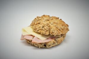 Rudi mit Wurst und Käse